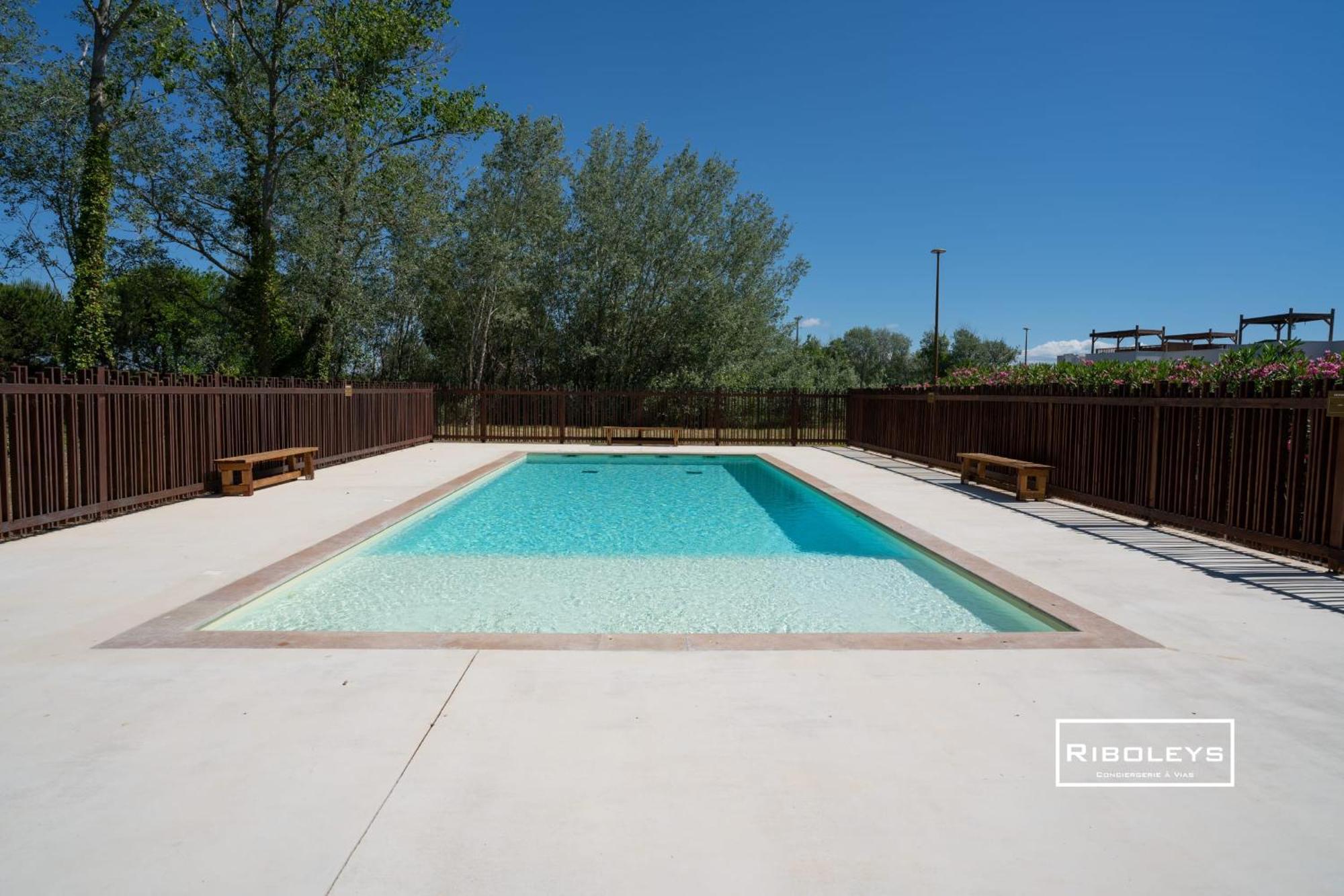 T4 Climatise Avec Piscine A 400M De La Mer Vias Luaran gambar