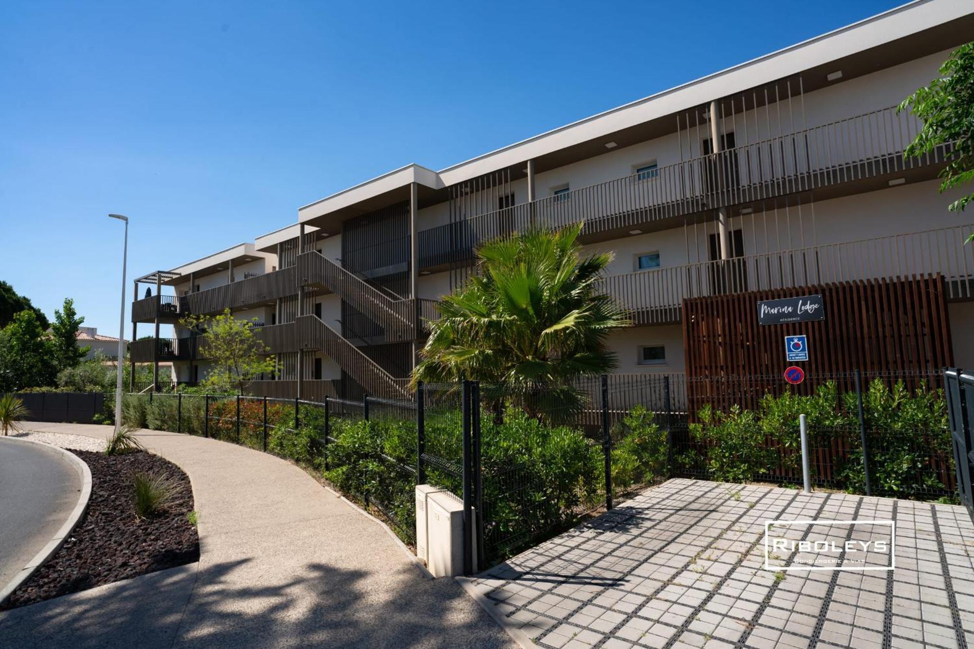 T4 Climatise Avec Piscine A 400M De La Mer Vias Luaran gambar